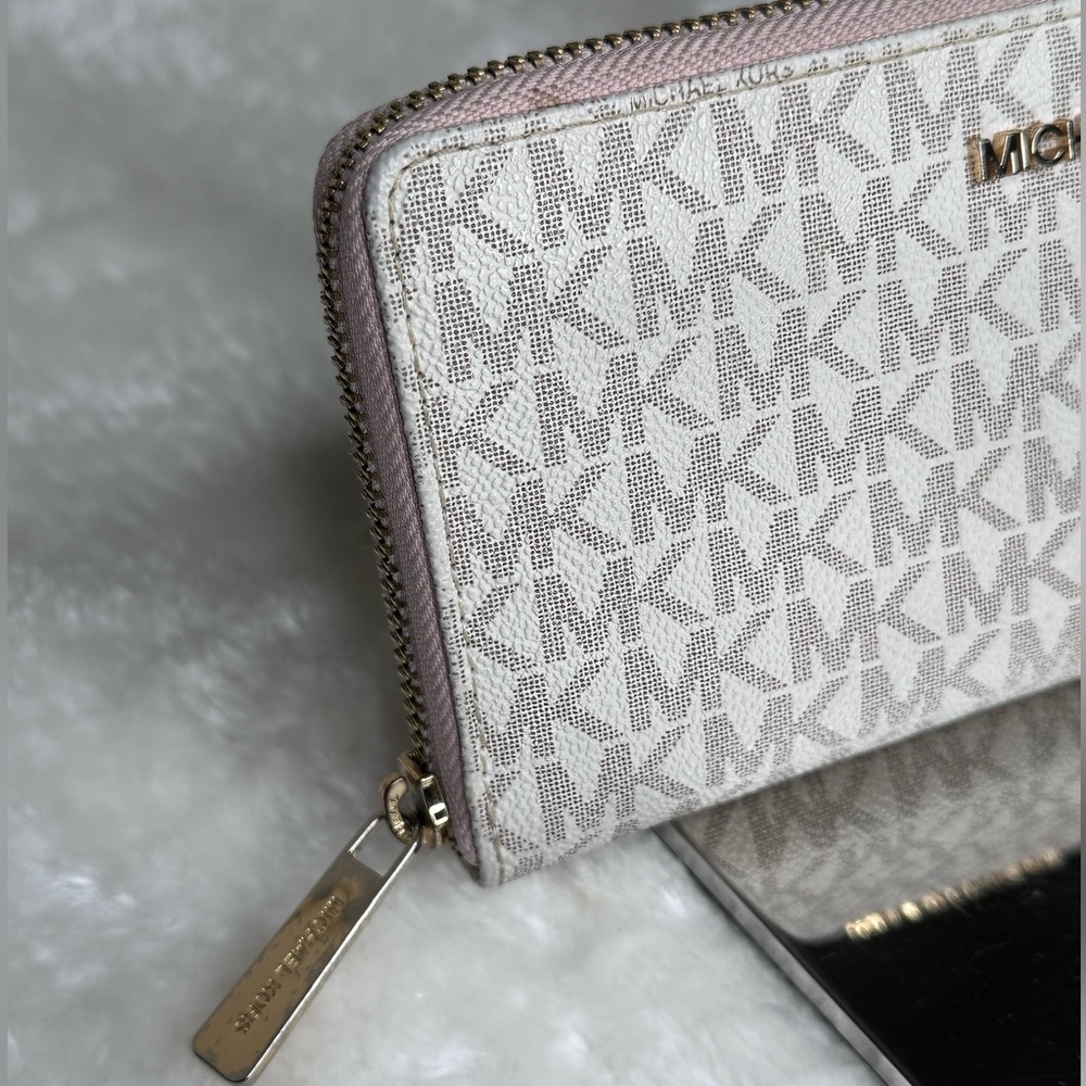 Michael Kors Jet Set Travel Zippy Wallet - Picture 4 of 14